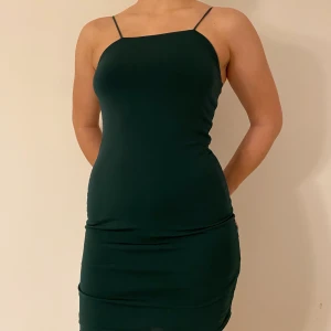 grön klänning - en grön klänning fråm bikbok som jag bara använt en gång, kommer ej ihåg hur mycket den kostade 💕