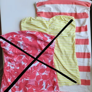 Klänning från H&M i strl S - Söt randig klänning utan axelband i storlek S. I bra skick. Längden är ca 64 cm. Köparen står för frakt.