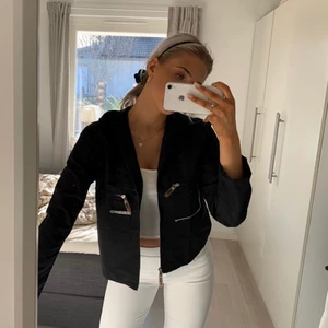 Vindjacka / träningsjacka - En svart vindjacka / träningsjacka med silvermedaljer och luva. Den är i storlek 42 men uppskattas inte större än till S. Helt oanvänd. Kan mötas upp i Jönköping annars tillkommer fraktkostnad. 🖤