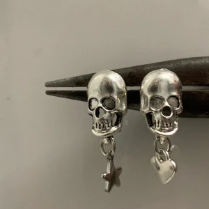 Örhängen med dödskallen  - 💀Sjukt fina örhängen till salu, köparen väljer berlock till som finns att välja på bilden.  -  Dessa fina kostar 49kr +frakt. Intresserad eller vill köpa? Skicka ett dm💕💀