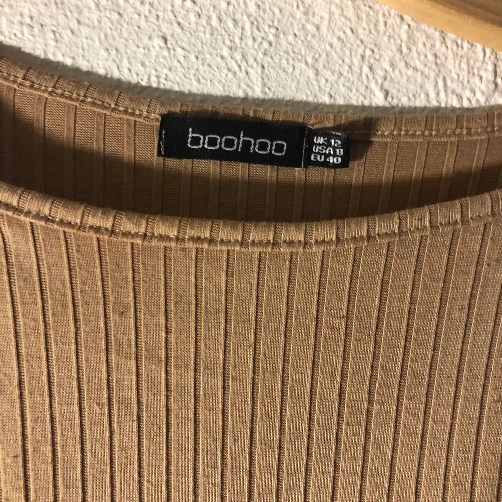 Jätte fin och elegant tröja från BOOHOO. Aldrig använd. Går att knyta både fram och bak. Storlek M men passar även S om man vill.. Blusar.