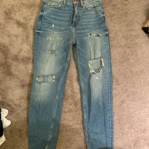 Slitna jeans - Ankellånga ljusblå jeans med slitning på knäna och låren! Så snygga, ser helt nya ut!