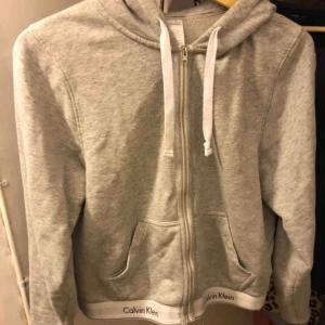CALVIN KLEIN KOFTA - En grå mysig CK kofta, använd ca 2 gånger som max💙