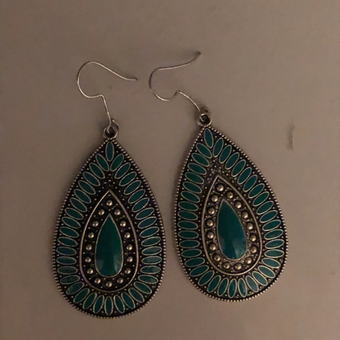 trendiga gröna örhängen