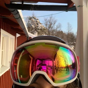 Goggles  - Goggles/skidglasögon från Everest med superfin regnbågsfärgad framsida. I fint skick! Har däremot mindre repor som jag inte tidigare märkt på!  (Är i fjällen så kan ej skicka förrän i början av januari) ❤️🎄🎅 