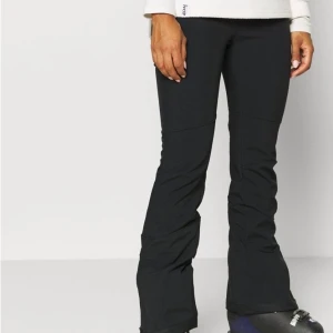 Svarta skidbyxor  - Snygga och trendiga skidbyxor från Columbia. Nypris var 1299kr och är som nya. Pris är diskuterbart