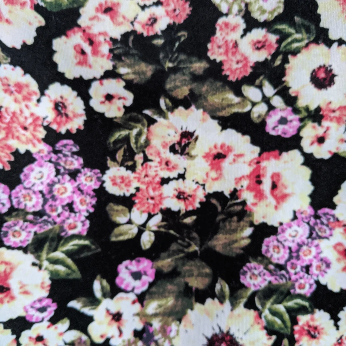 Fin svart tröja med blommor - 90