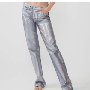 Silverglansiga super populära jeans!! - Säljer mina silvriga superpoulära silvriga jeans från zara! De är regnbågsskimrande och så fina men använder tyvärr inte endast använda en gång💕skriv vid frågor eller så, BUDA från 500kr!KÖP DIREKT FÖR 700kr