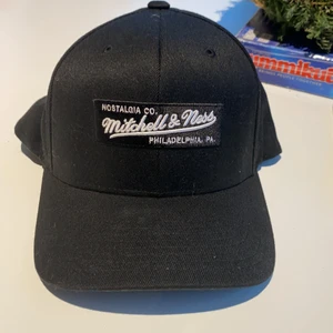 En helt oanvänt Mitchell&ness keps den hr inte några fläckar och är i almänt bra skick - Den är köpt för 350