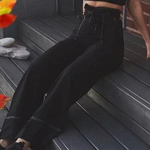 Madison Beer X missguided! - Madison Beer X missguided! 💐Superfina byxor som är sparsamt använda. Vita sömmar! Tyget är lite nopprigt på rumpan, men det syns inte (kunde inte fånga på bild). Skärpet framhäver midjan och gör så att man får en timglas-form. Storlek 38 men skulle snarare säga att de är liten 38/ 36. 130kr+frakt🙏’