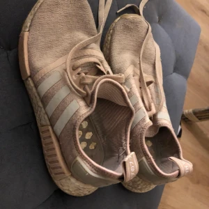 ROSA ADIDAS NMDR SKOR - Puder rosa ADIDAS NMDR skor i använt skick, går att tvättas. Strl 39