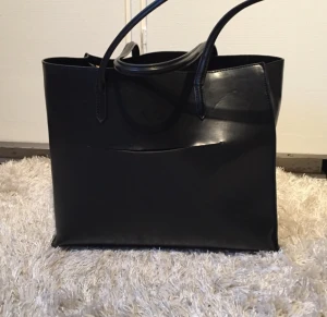  - Stor praktisk väska från Zara. Populär från förra säsongen. 