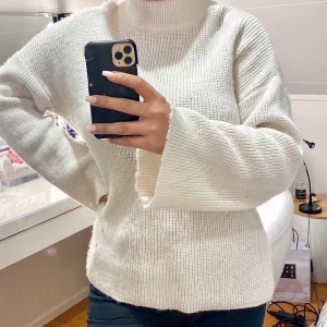 Na-kd tröja med vida ärmar - Säljer min fina na-kd tröja med vida ärmar. Strl xs men passar även S och M 