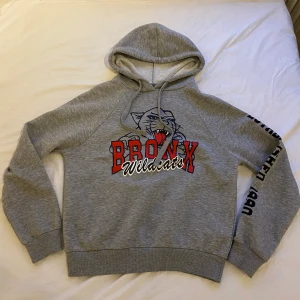 Grå hoodie  - Grå hoodie i stl S! Passar XS/S beroende på önskad passform. 