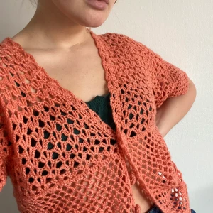 Handstickad orange kofta - Gulligaste koftan jag köpt!!! Second hand, troligtvis handstickad. Fin orange nyans! 🌞