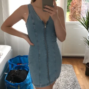 Jeans klänning från HM - Jeans klänning från HM i storlek S! Aldrig använd