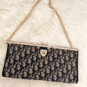 Christian dior kuvertväska  - Äkta dior monogram kuvertväska , man kan använda som axelremsväska också, passar för fira jul och nyår, ~kedjan inte följa med , pm för fråga eller flera bilder 🌹❤️