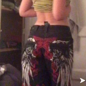 Asfeta byxor - Säljer nu mina pissnygga jeans, endast för att de inte är min stil! Det är en herrmodell i M men passar small också (då som lowrise). Knappt använda och i superbra skick!! Passar mig i längden (1.73 är jag) men går superbra att kavla upp/klipp av. Kan både mötas och frakta, då betalar köparen för frakt. Kram 💘💘 BUDGIVNING AVSLUTAS 9/1 KL 20.00! BUDA I KOMMENTARERNA