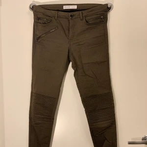Zara byxor  - Olivgröna byxor i ganska stretchigt material, är i bra skick och sitter ritkigt bra. Storlek 34 köpta på Zara. Startbud 30kr, köpare står för frakt skickas spårbart 63kr eller möts upp i Malmö 