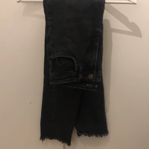 Jeans storlek 36 - Svarta jeans från zara 80kr
