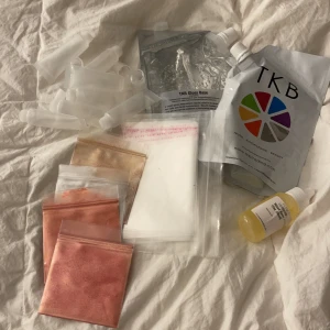 Läppglans saker - Jag säljer mina läppglans saker för jag kände att de inte riktigt var min grej. Alla saker är lite använt, men det är mycket kvar förutom en av lip gloss base då en är full och den andra halv. Nypris 700. Buda gärna. Startpris 250 för allt. Frakt ingår ej