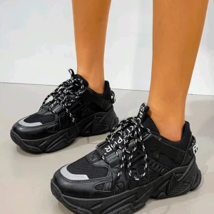 Bb  - Skor som är inte använda de fins vit färg och svart  stor lek de fins 36 37 38 39 och 40 som jag har bara 