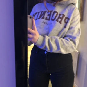 Hoodie  - Hoodie i storlek s som man även kan dra ihop då den har snören längst ner💕 Inte så använd så väldigt bra skick. 