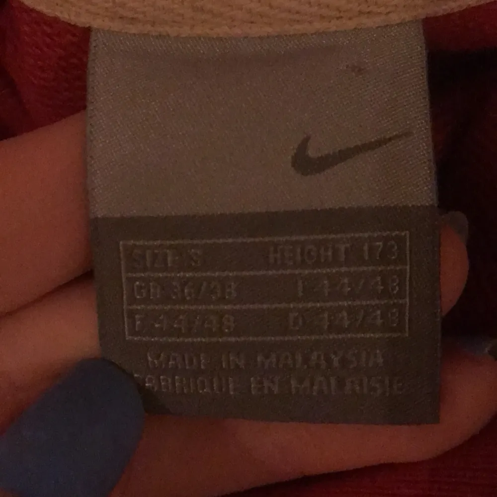 Skitsnygg Nike sweartshirt som tyvärr var för liten för mig, (bilden är tagen från förra säljaren). Buda över 630kr, budgivningen avslutas den 3/1 - 3 januari🥰 AVSLUTAD. Tröjor & Koftor.