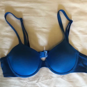 Blå bikiniöverdel från twilfit - Säljer nu min fina bikiniöverdel från twilfit då den tyvärr är för liten. Justerbara axelband gör det möjligt att växa med den. Den var liten redan när jag köpte den och därför använd endast ett fåtal gånger. Köpare står för frakt, kontakta för fler bilder eller frågor. 