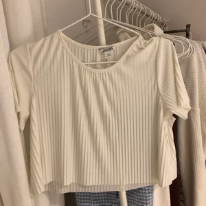 topp med pressveck - jättesöt topp från monki med pressveck som tyvärr inte kommer till användning längre. sparsamt använd och i bra skick! storlek XXS men skulle säga att den snarare är XS eller S! frakt tillkommer, spårbart💛