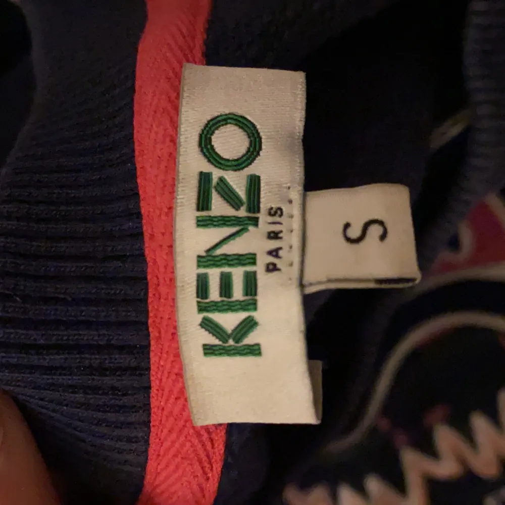Kenzo sweatshirt storlek S. Köptes på NK i Stockholm för 1700kr på rea. Fint skick. Köparen står för frakt. Pris kan diskuteras.. Tröjor & Koftor.