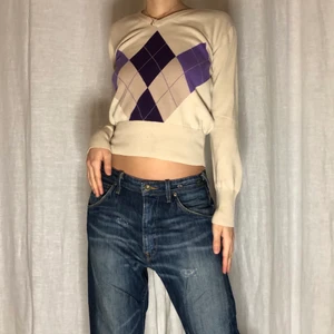 Croppad vringad rutig sweatshirt - Fin croppad v-ringad rutig sweatshirt! Personen är 170cm💗