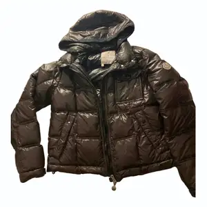 Lägger ut igen för oseriös köpare! En äkta moncler jacka som är köpt på Vestiaire collective, alltså har den gått igenom äkthetskontroll. Storlek 3. Väldigt bra skick och jag själv har inte använt den själv eftersom att jag själv inte tycker den passar min stil. Vill få den såld snabbt, kom med bud!😊