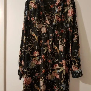 GP& J BAKER HM tunika stl L XL - Fin mönstrad tunika, använd fåtal gångeri fint beg. skick. Djur finns i hemmet. Fraktpriset är ca pris.