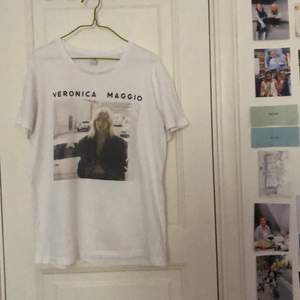 Hej! Säljer en merch t-shirt av Veronica Maggio och Merchworld. Finns inte längre att köpa. Trycket är lite blekt (se bild) men det har varit så sedan köp. Fraktar eller möts vid Odenplan😊