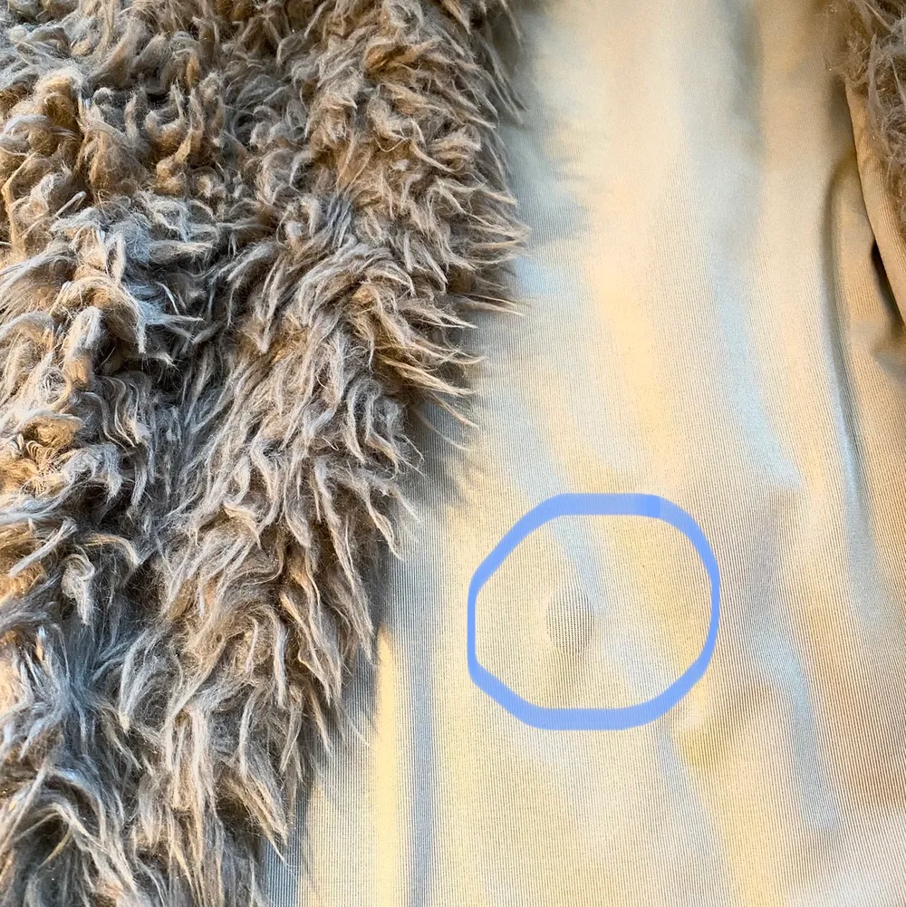 I bra skick. Storlek L men kan funkar som M också. Sista bilden visar en prick på insidan av jackan som säkert går bort i tvätten. . Tröjor & Koftor.