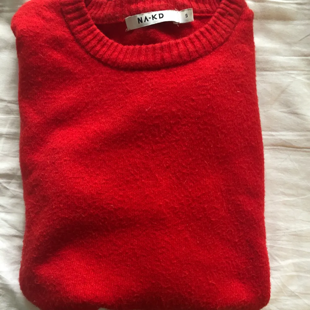Röd stickad tröja i strl S från NA-KD. Använd ett fåtal gånger, i mycket bra skicka. Köpare står för frakten. . Stickat.