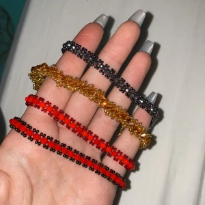 Handmade armband  - Alla 4 armband är handgjorda, gjort flera innan men alla blev sålda valde därför att göra gåta till. Alla 4 för 20kr styckvis kostar de 10kr. Det blir billigare och köpa alla i ett.