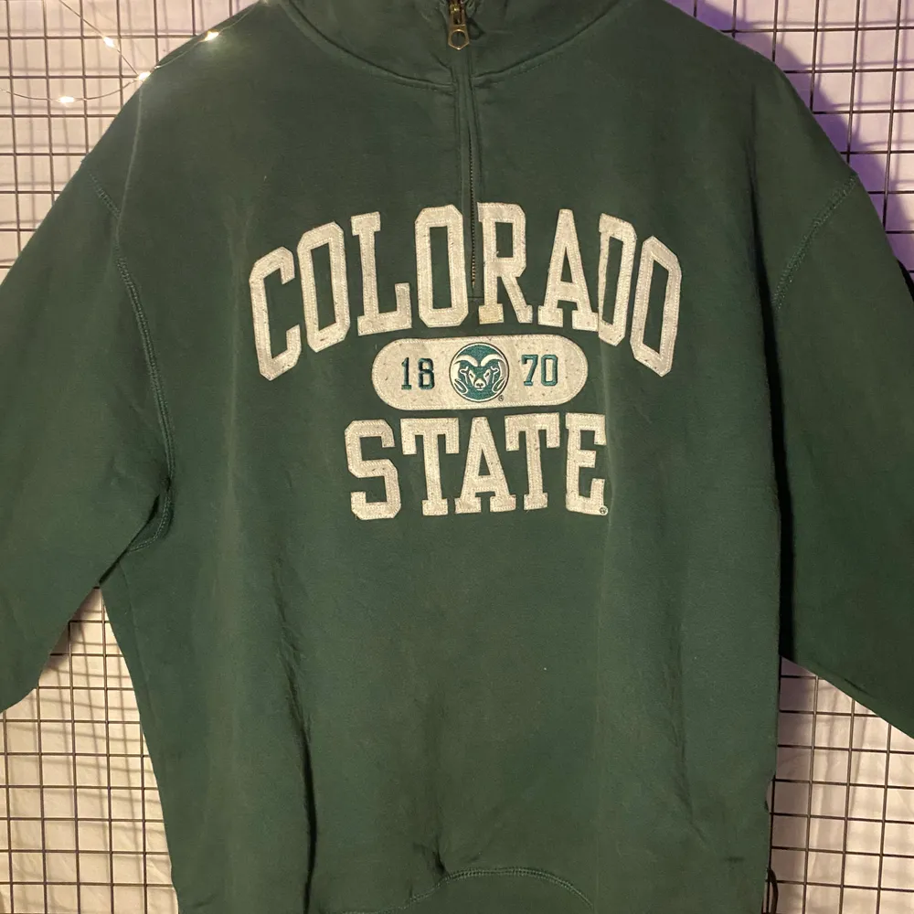 Fet vintage colorado halfzip tröja! Cond 8/10 lite nopprig på trycket. 350kr eller bud. . Tröjor & Koftor.