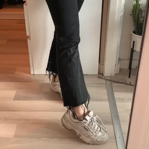 Jeans - Svarta jeans med slitning längst ner från Crocker. 