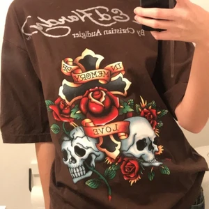 Ed Hardy T-shirt  - Snygg brun ed Hardy T-shirt! Fint skick. ”In memory of love”.     Är inte säker på om denna är äkta men oavsett så är det inget som märks!  Budgivning avslutas torsdag kl 18! 