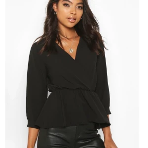 Blus från bohoo - En jättefin svart blus från bohoo. Den är mer genomskinlig i verkligheten en på bild. Använt 1 gång. Hör av dig vid intresse. 70kr + frakt!