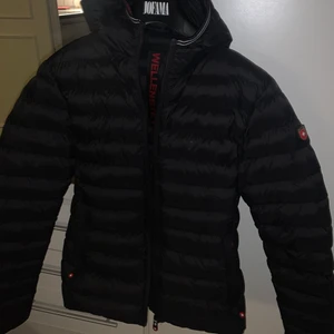 Wellensteyn jacka - Säljer min snygga och varma dunjacka från Wellensteyn, köpt förra året men använd väldigt fåtal gånger. Nyskick! Köpt för 1500, säljer för 300🤍 Vid intresse skickar bilder med jackan på💕