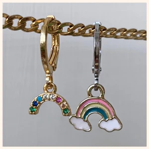 REGNBÅGSÖRHÄNGEN - Världens sötaste regnbågsörhängen som passar till allt! Finns bara ett begränsat antal av så beställ medans de  fortfarande finns kvar! 🌈🧚🏼 (pris är per par)