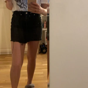Kjol - En fin svart jeanskjol i en ”sliten” modell❤️