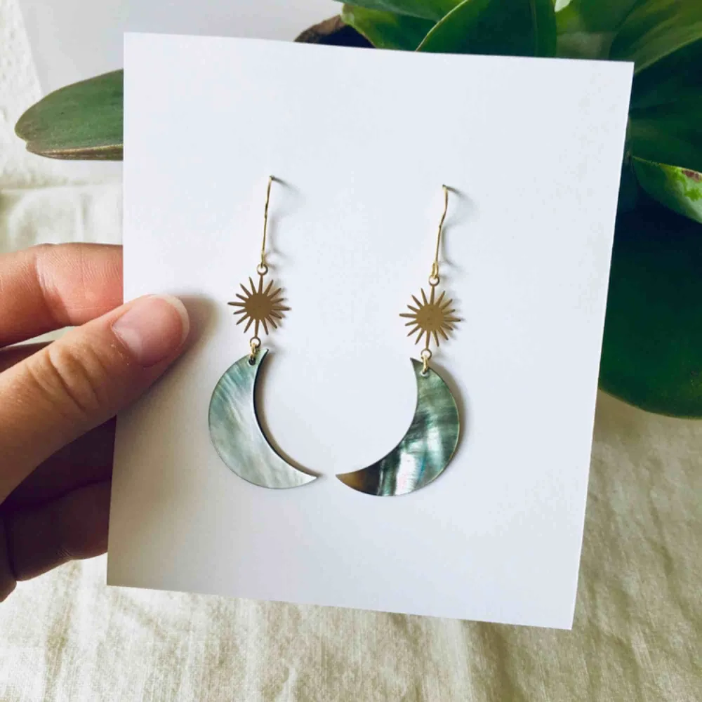 Egendesignade örhängen i mässing med månar av äkta snäckskal. •Nickelfria •frakt 9 kr •Instagram, dorisclaydesign  . Accessoarer.