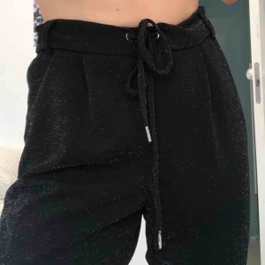  - Svarta glittriga kostymbyxor som är superskönt. Säljs pga används ej