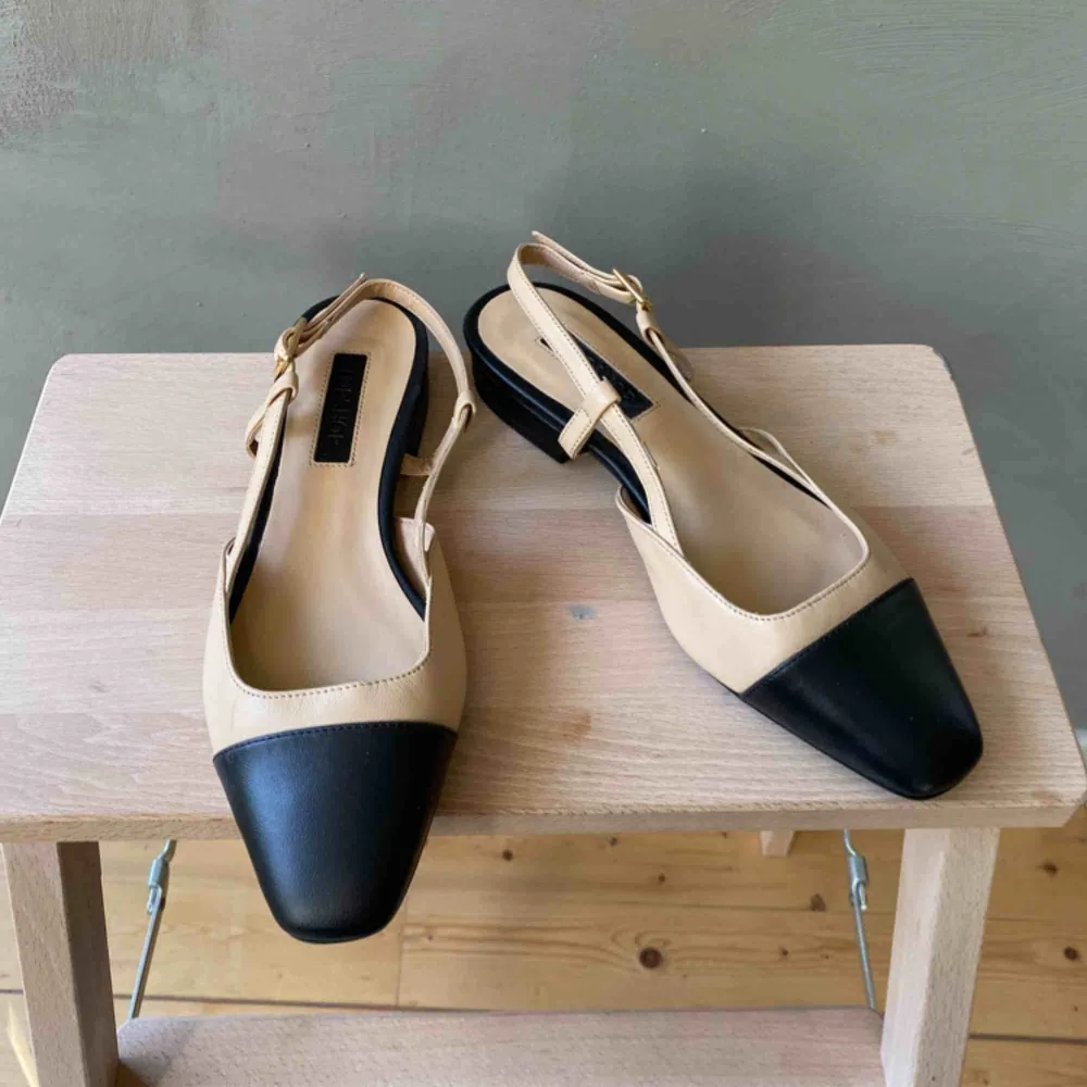 Fina sandaler från Topshop i mycket gott skick. Ej äkta skinn. Frakt betalas av köparen 📦 tar swish 💕. Skor.