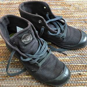 Ett par svarta palladium skor i gott skick. Står att det är 39 i stlk men är väldigt små. Skulle passa en 38a eventuellt en 37a 😌 Frakt 59kr🥰