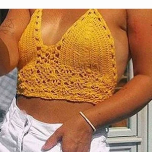  - Säljer denna topp ifrån Gina tricot i storlek XS, säljer pga att den är för liten för mig. Bilden med den gula tröjan är inte min! Bilden med den vita tröjan är min, Säljer den alltså  i VIT!! 